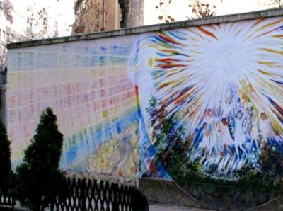 Festett fal a Szőlő utcai javítóintézet kertjében. Fotók: Utcaszínházi Alkotóközösség